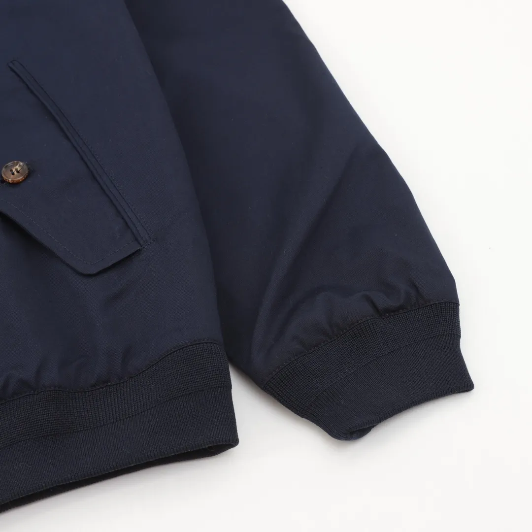 🅿️620 Ralph Lauren R23 White Lily Contract Men's Old Money Style Veteran Cadre Stand Collar Workwear Harrington Jacket Item No. RL12020 The fabric has a double-layer shin feel and is full of weight! It's not as heavy as a regular jacket, and the ordinary cotton material feels really different. This one is super comfortable, soft and stylish, and has a green plaid interior that has a retro movie fashion feel to it! The fit is loose but not baggy. The size is just right and not too picky. The dropped shoulder design modifies the shoulder shape without making it look bulky. This silhouette is a style that will never go out of style after being worn for a long time. The upper body is also very durable and recognizable. The loose and reasonable fit can be worn by both men and women, making it easy to create a clean and refreshing youthful look. The embroidery on the chest is all German Oman embroidery fiber with original data. The embroidery process is very particular. It uses Japanese Tajima machines to ensure exquisite three-dimensional embroidery. That is what I said is different from the ones on the market. Regarding the workmanship, the version is a loose version and can be used by boys and girls!! Color: Black Khaki Navy Size: M-XXL